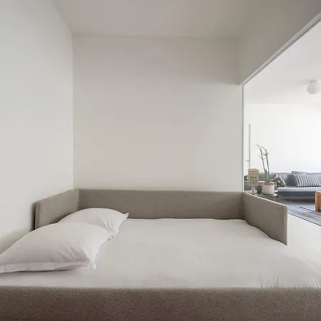 Daire Veeve - A Residency In Minimalism
